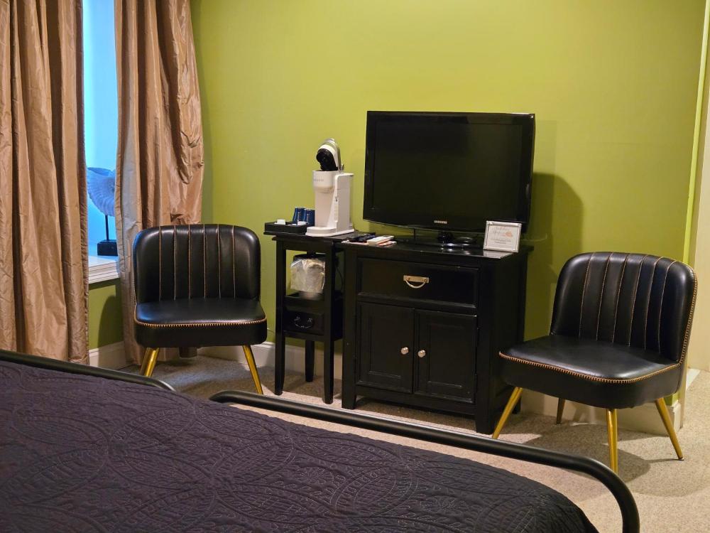 Deluxe Queen Room interior